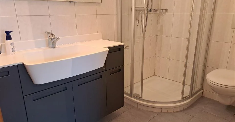 Immeuble 2.5-13, appartement moderne de 2,5 pièces dans un quartier calme avec grand balcon et belle vue – Foto 6 von 7