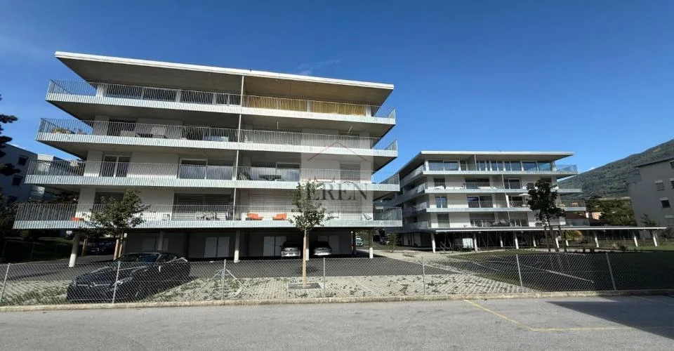 Magnifique et lumineux attique 3,5 - 4 pièces avec façade vitrées et balcon-terrasse panoramique sud-est