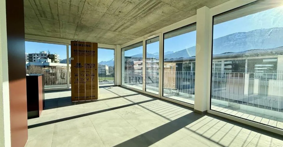 Magnifique et lumineux attique 3,5 - 4 pièces avec façade vitrées et balcon-terrasse panoramique sud-est