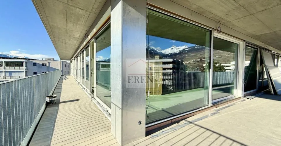 Magnifique et lumineux attique 3,5 - 4 pièces avec façade vitrées et balcon-terrasse panoramique sud-est