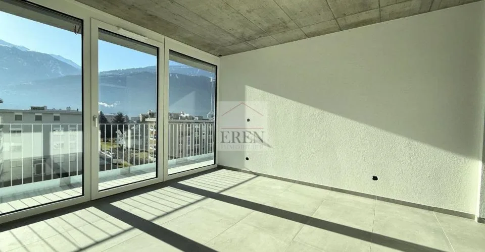 Magnifique et lumineux attique 3,5 - 4 pièces avec façade vitrées et balcon-terrasse panoramique sud-est