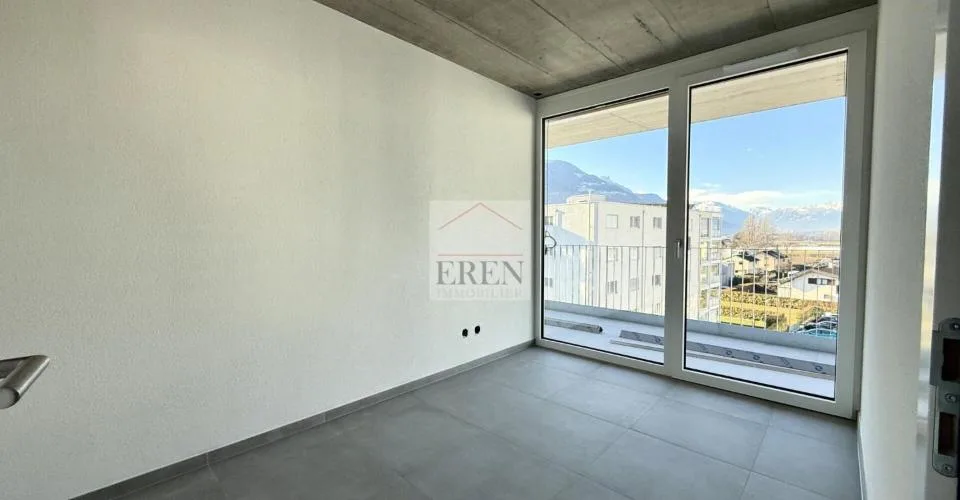 Magnifique et lumineux attique 3,5 - 4 pièces avec façade vitrées et balcon-terrasse panoramique sud-est