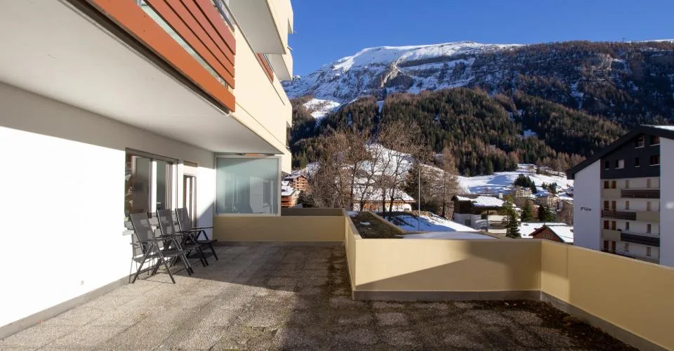3.5-03, appartement lumineux de 3,5 pièces rénové avec une très grande terrasse exposée plein sud et une vue magnifique. – Foto 12 von 12
