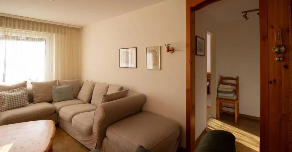 3.5-03, appartement lumineux de 3,5 pièces rénové avec une très grande terrasse exposée plein sud et une vue magnifique. – Foto 3 von 12