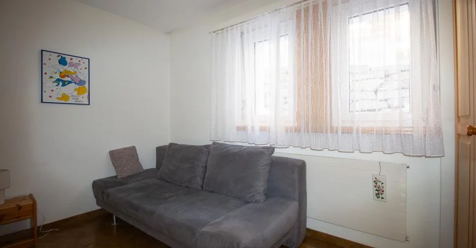 3.5-03, appartement lumineux de 3,5 pièces rénové avec une très grande terrasse exposée plein sud et une vue magnifique. – Foto 9 von 12