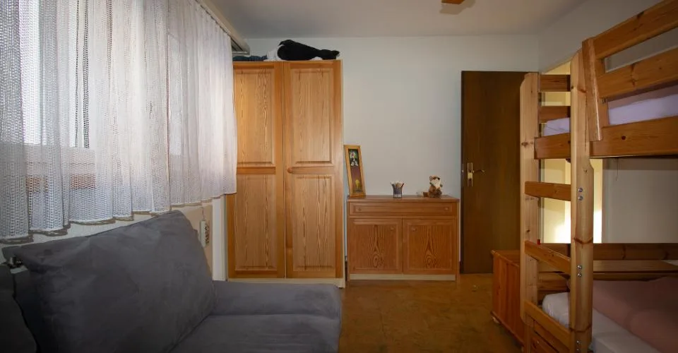3.5-03, appartement lumineux de 3,5 pièces rénové avec une très grande terrasse exposée plein sud et une vue magnifique. – Foto 7 von 12