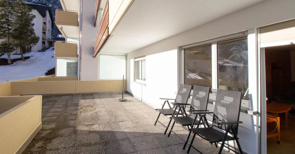 3.5-03, appartement lumineux de 3,5 pièces rénové avec une très grande terrasse exposée plein sud et une vue magnifique. – Foto 11 von 12