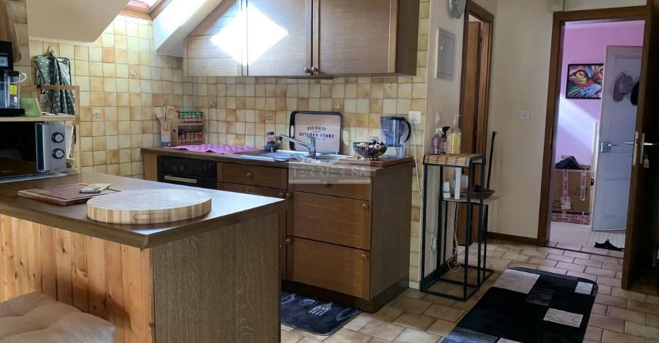 Immeuble de rendement avec 3 appartements, bureau, garage-hangar et jardin