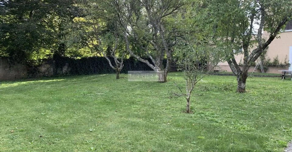Immeuble de rendement avec 3 appartements, bureau, garage-hangar et jardin