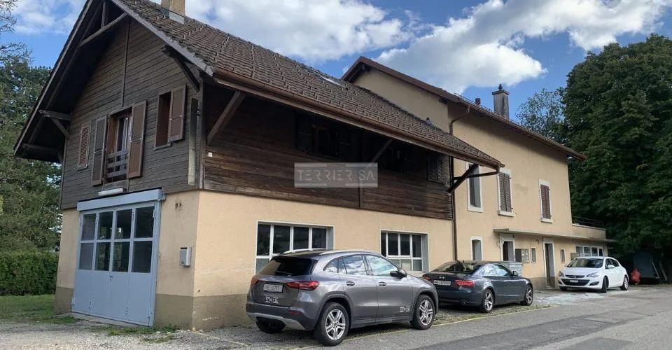 Immeuble de rendement avec 3 appartements, bureau, garage-hangar et jardin