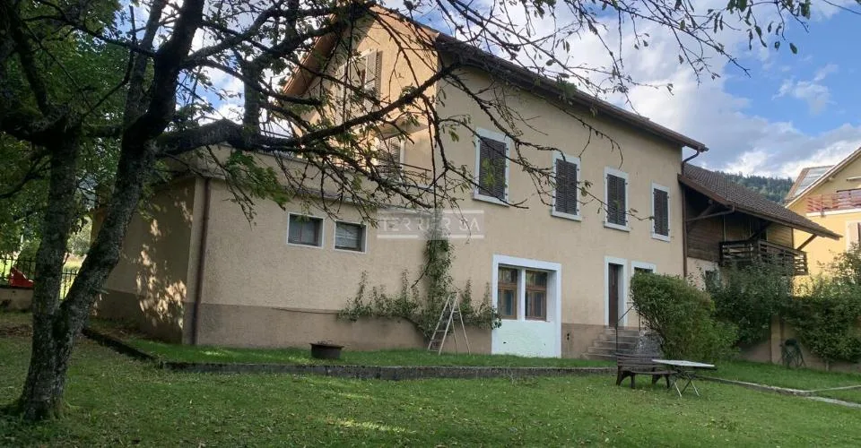 Immeuble de rendement avec 3 appartements, bureau, garage-hangar et jardin
