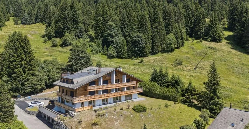Rare duplex avec jardin, ski-in & ski-out, vue sublime! – Foto 2 von 13