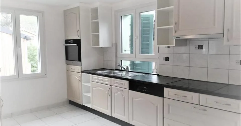 Grande maison villageoise de trois appartements