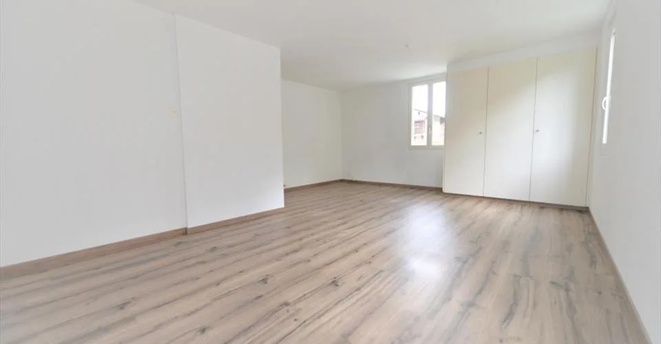 Grande maison villageoise de trois appartements