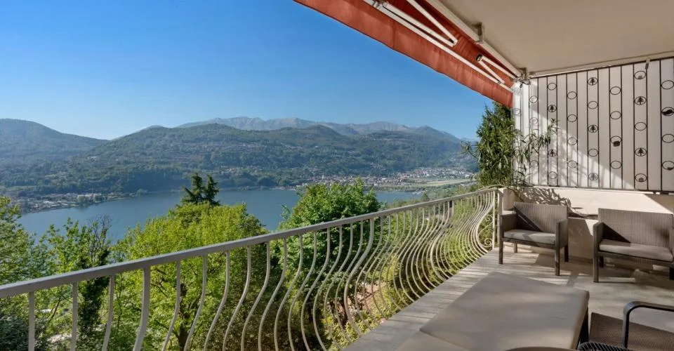 Montagnola - ESCLUSIVO 3,5 LOCALI IN VILLA DI SOLE 4 UNITÀ, UN'OASI DI DESIGN IMMERSA NEL VERDE | Montagnola - EXCLUSIVE 3.5-ROOM APARTMENT IN A VILLA WITH ONLY 4 UNITS, A DESIGN OASIS SURROUNDED BY GREENERY | Montagnola - EXKLUSIVE 3,5-ZIMMER-WOHNUNG IN