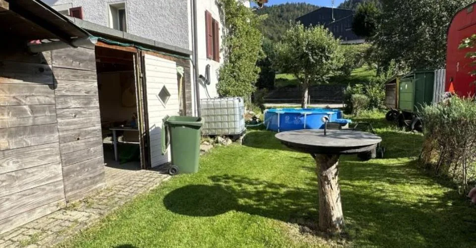 Sonvilier, grande maison villageoise de 3 appartements et 4 garages