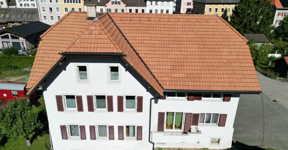 Sonvilier, grande maison villageoise de 3 appartements et 4 garages