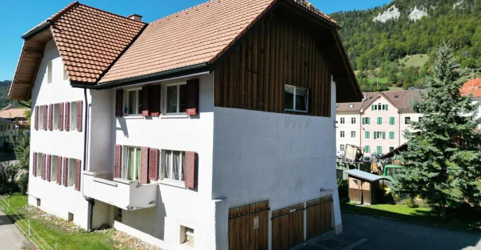 Sonvilier, grande maison villageoise de 3 appartements et 4 garages