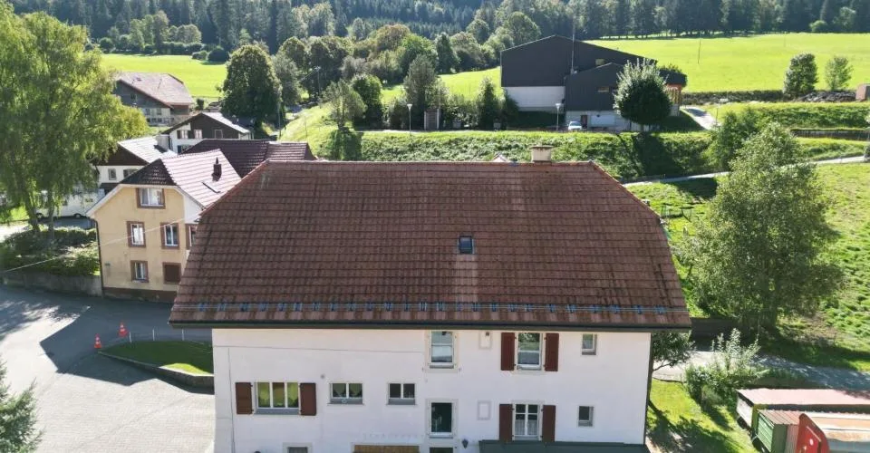 Sonvilier, grande maison villageoise de 3 appartements et 4 garages