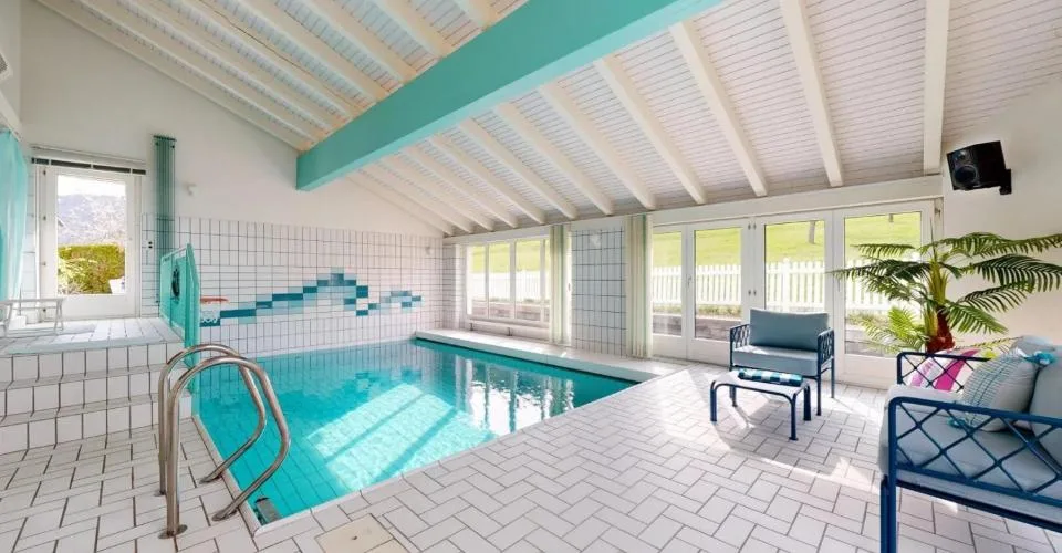 Villa d'exception avec piscine intérieure, terrasses panoramiques et é