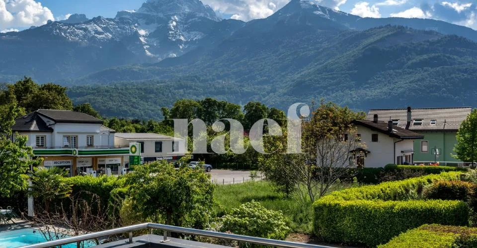 Magnifique maison individuelle de 6.5 pièces avec studio indépendant et piscine extérieure à vendre à Bex