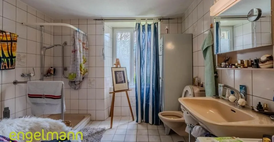 Ancienne ferme de 2 appartements et nombreux espaces annexes - Ehemaliges Bauernhaus mit 2 Wohnungen und diverse Nebenräume