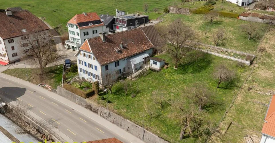 Ancienne ferme de 2 appartements et nombreux espaces annexes - Ehemaliges Bauernhaus mit 2 Wohnungen und diverse Nebenräume