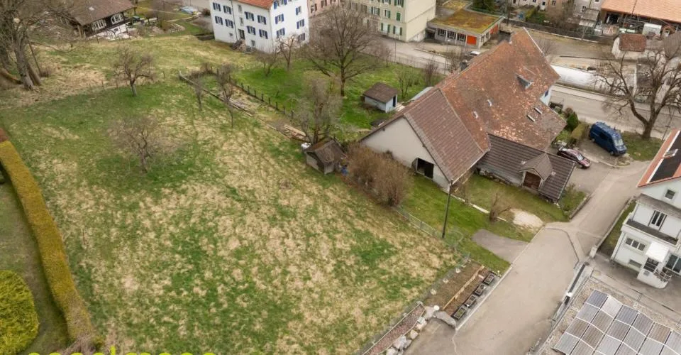 Ancienne ferme de 2 appartements et nombreux espaces annexes - Ehemaliges Bauernhaus mit 2 Wohnungen und diverse Nebenräume