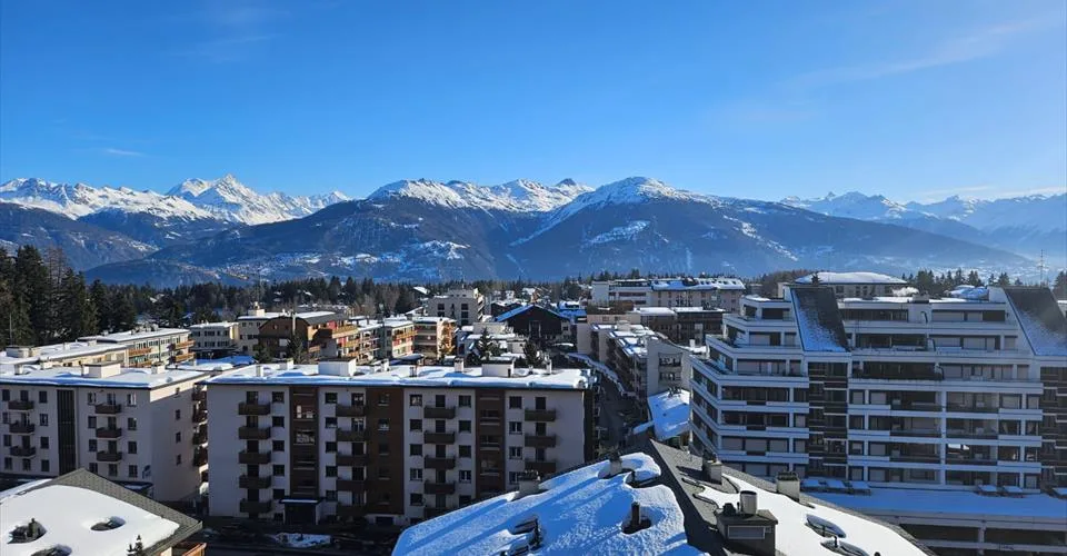 Appartement 4,5 pièces meublé avec vue imprenable sur les sommets alpins et surplombant Crans