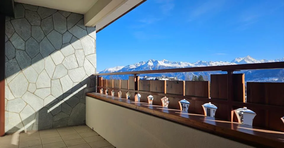 Appartement 4,5 pièces meublé avec vue imprenable sur les sommets alpins et surplombant Crans