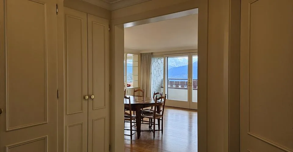 Appartement 4,5 pièces meublé avec vue imprenable sur les sommets alpins et surplombant Crans