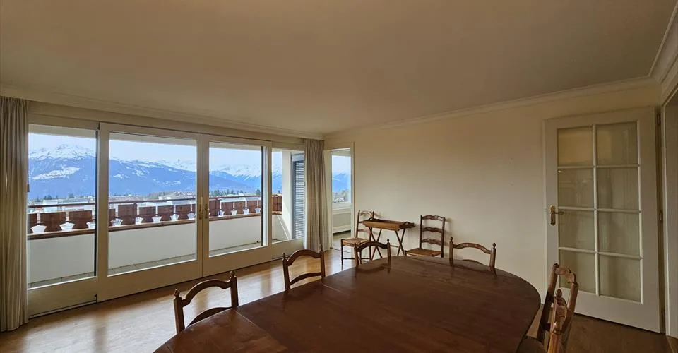 Appartement 4,5 pièces meublé avec vue imprenable sur les sommets alpins et surplombant Crans