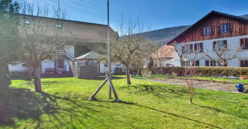 Courtelary, maison de 2 appartements, grange, jardin, places de parc – photo 2 sur 13