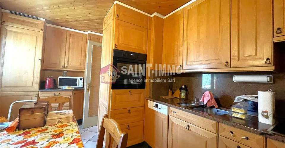 VENDU - Maison de 7 pièces avec jardin, ateliers (+100m2), 3 garages à Sonceboz