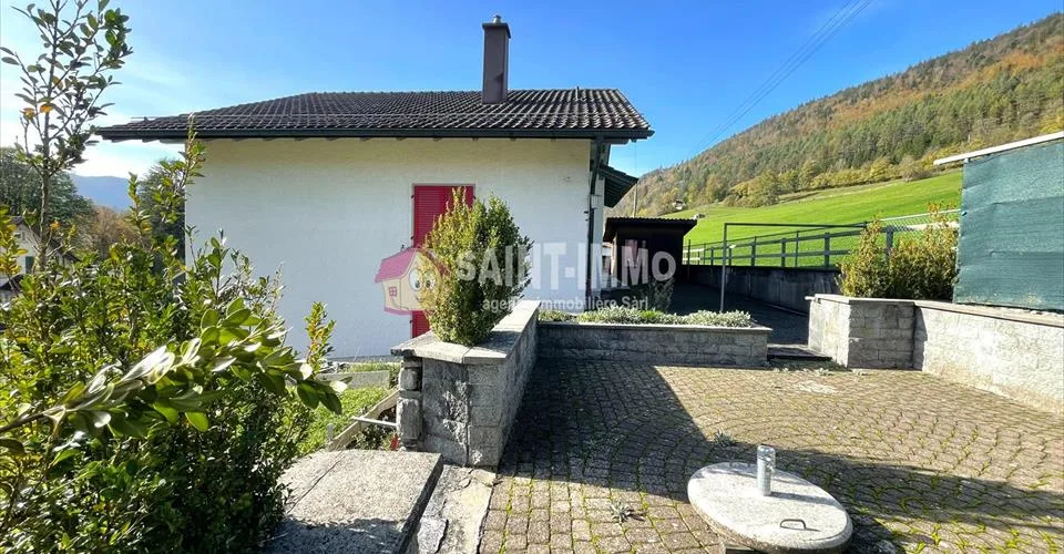 VENDU - Maison de 7 pièces avec jardin, ateliers (+100m2), 3 garages à Sonceboz