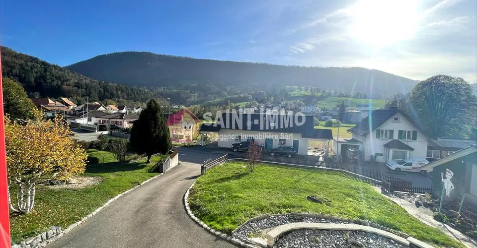 VENDU - Maison de 7 pièces avec jardin, ateliers (+100m2), 3 garages à Sonceboz