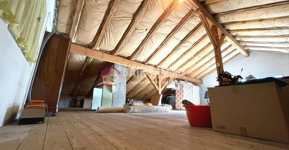 VENDU - Maison de 7 pièces avec jardin, ateliers (+100m2), 3 garages à Sonceboz