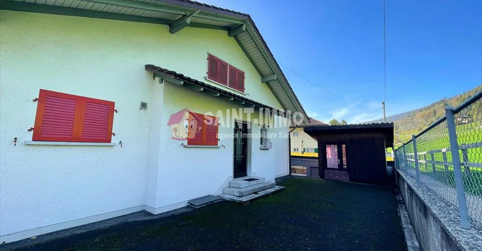 VENDU - Maison de 7 pièces avec jardin, ateliers (+100m2), 3 garages à Sonceboz