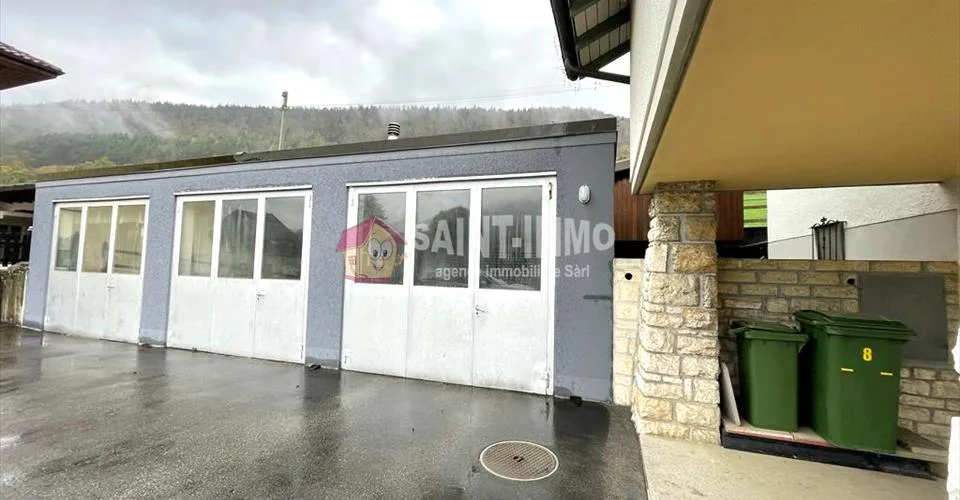 VENDU - Maison de 7 pièces avec jardin, ateliers (+100m2), 3 garages à Sonceboz