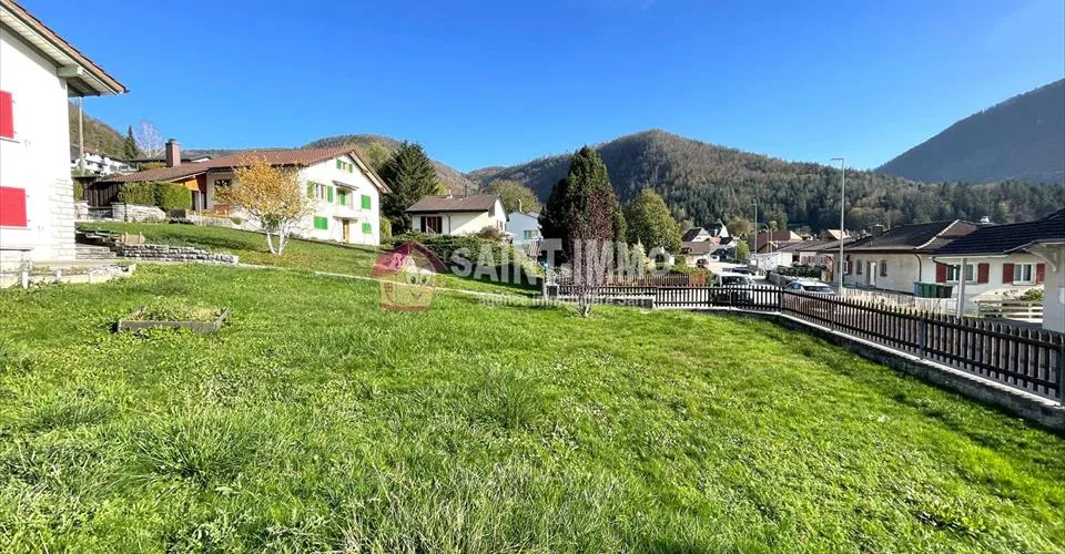 VENDU - Maison de 7 pièces avec jardin, ateliers (+100m2), 3 garages à Sonceboz