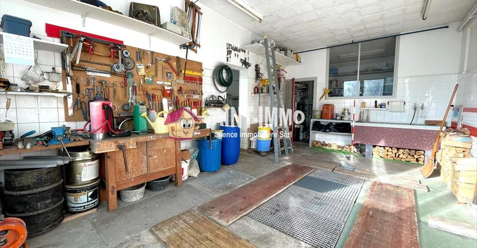 VENDU - Maison de 7 pièces avec jardin, ateliers (+100m2), 3 garages à Sonceboz