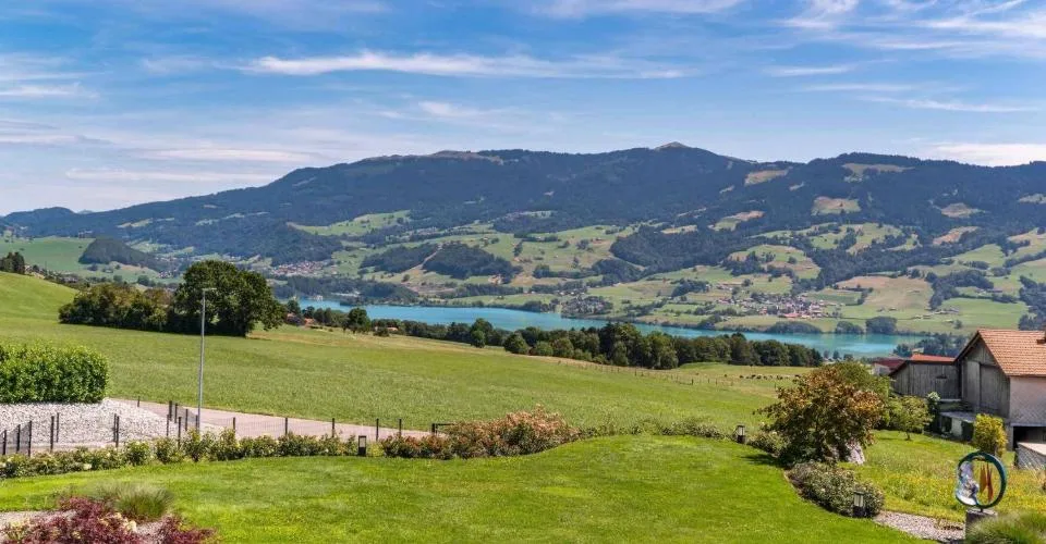 Propriété divine de 10 pièces avec vue imprenable sur les Préalpes fribourgeoises à vendre à Sorens (Gruyère). – Foto 2 von 13