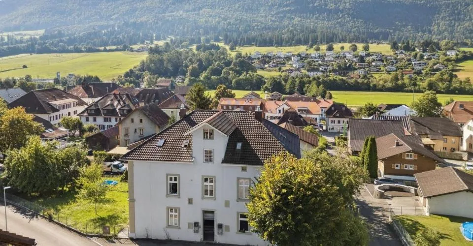 Superbe opportunité. Un bel immeuble résidentiel à vendre à Corgémont.