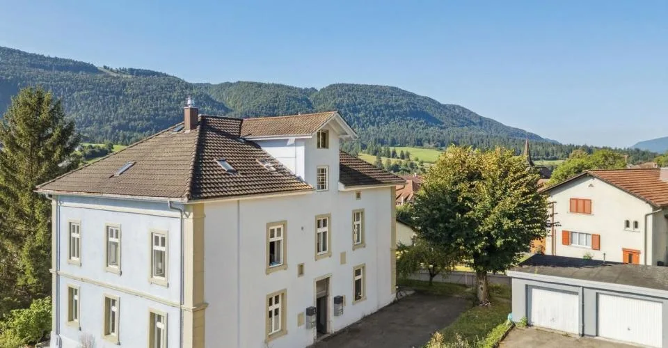 Superbe opportunité. Un bel immeuble résidentiel à vendre à Corgémont.