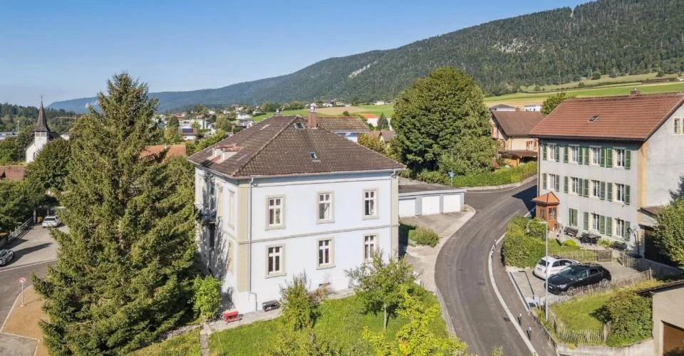 Superbe opportunité. Un bel immeuble résidentiel à vendre à Corgémont.