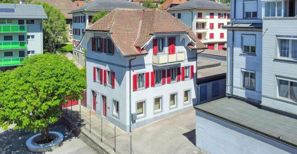 Maison de 2 logements, 1 surface commerciale et 1 garage à Ste-Croix