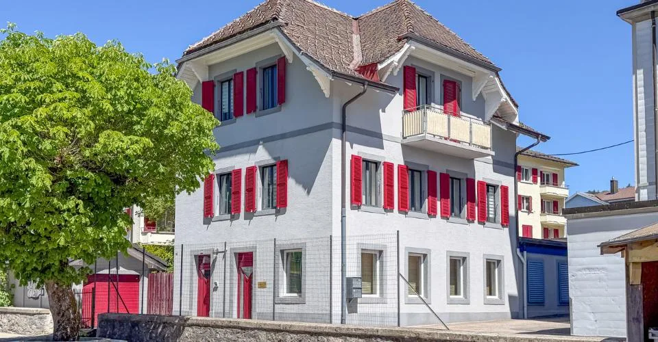 Maison de 2 logements, 1 surface commerciale et 1 garage à Ste-Croix