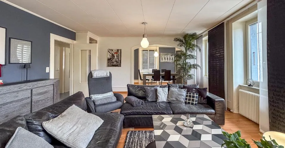 Maison de 2 logements, 1 surface commerciale et 1 garage à Ste-Croix