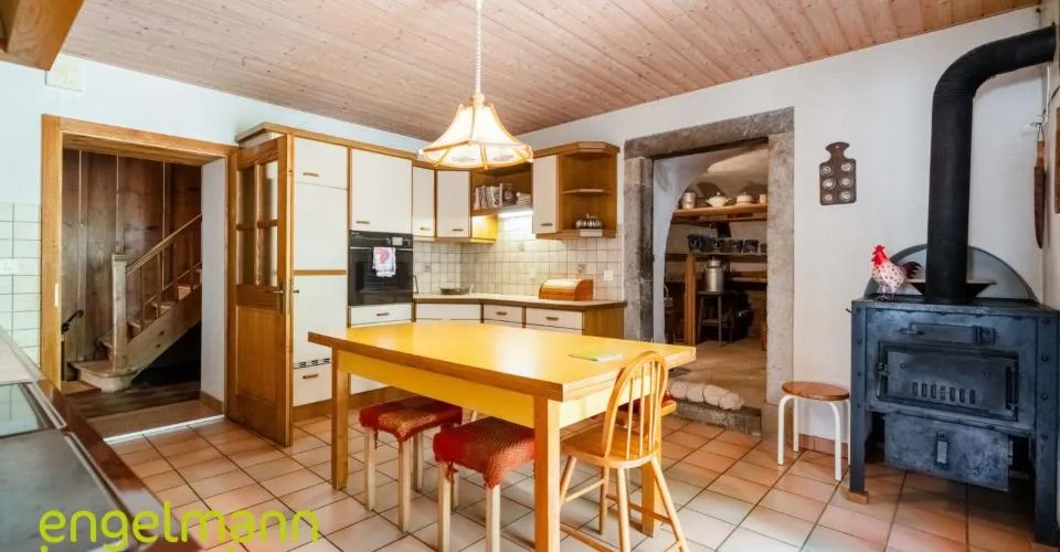 Ancienne ferme de 2 appartements avec grand terrain constructible - Ehemaliges Bauernhaus mit 2 Wohnungen und Bauparzelle