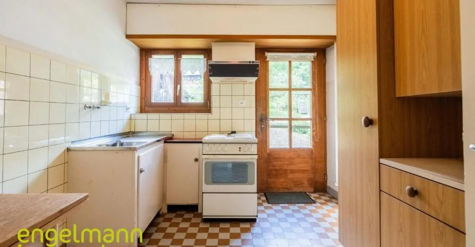 Ancienne ferme de 2 appartements avec grand terrain constructible - Ehemaliges Bauernhaus mit 2 Wohnungen und Bauparzelle